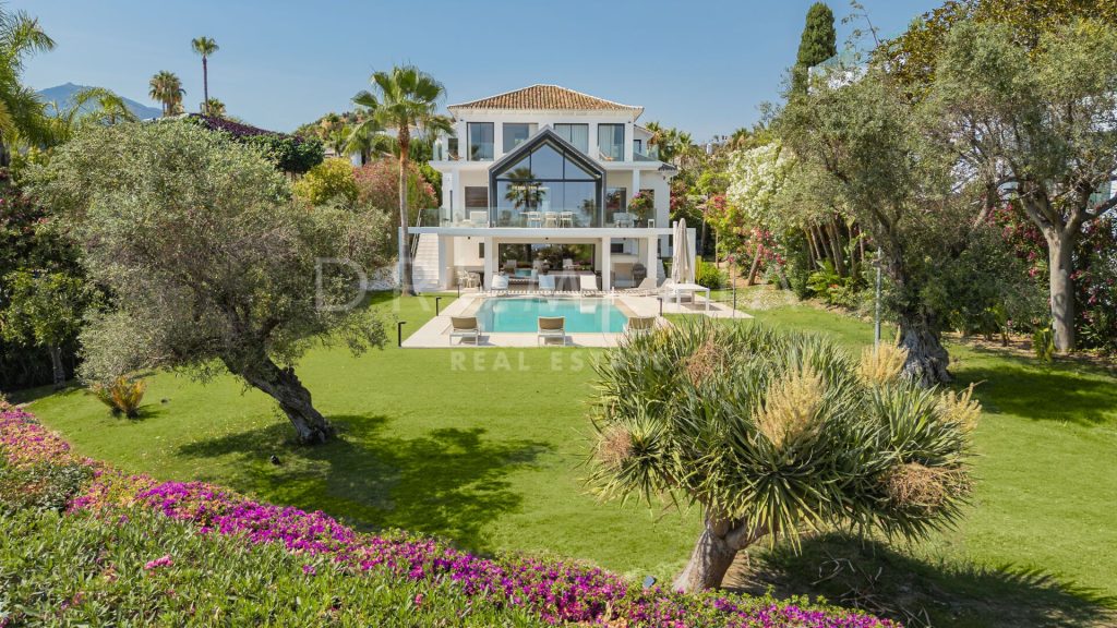 La Madrugada, luxury villa for sale in Los Naranjos, Marbella (D4943)